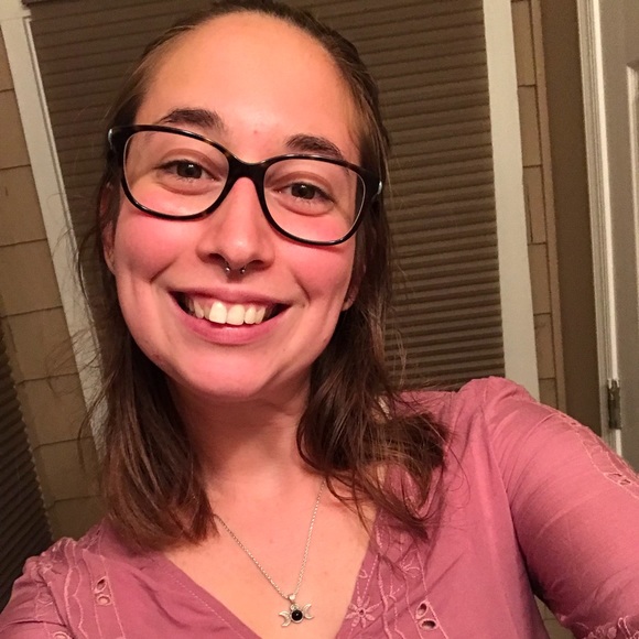 Meet your Posher, Nicole - Picture 2 of 4